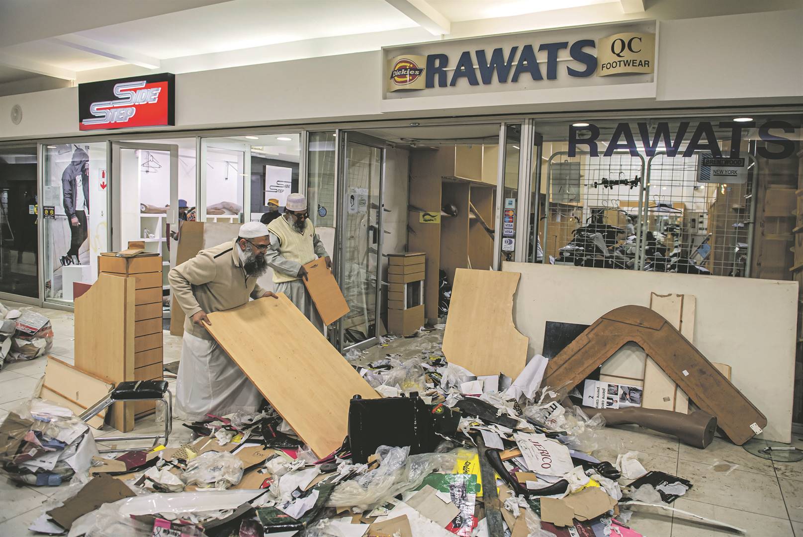Só het Iqbal Rawat se klerewinkel in die Sanlam-sentrum in Empangeni gelyk op 17 Julie, nadat plunderaars daar deur is. Foto: Deon Raath