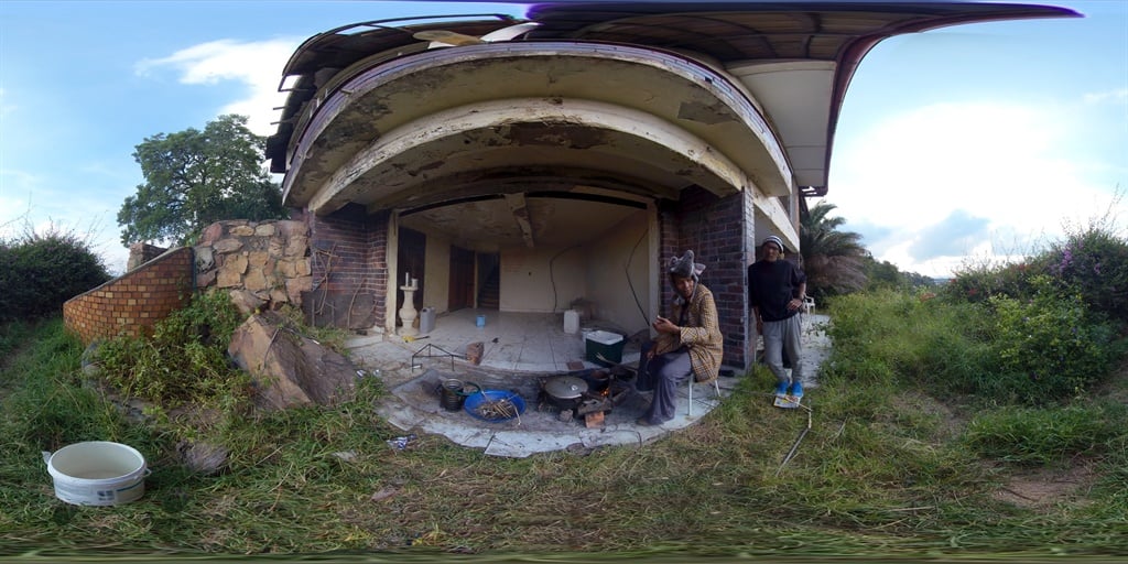 Azibuye – The Occupation is a stereo 360° documentary about Masello and Evan, two artist/activists who take up residence in a crumbling mansion, vacant for 20 years, in an affluent part of Johannesburg. 