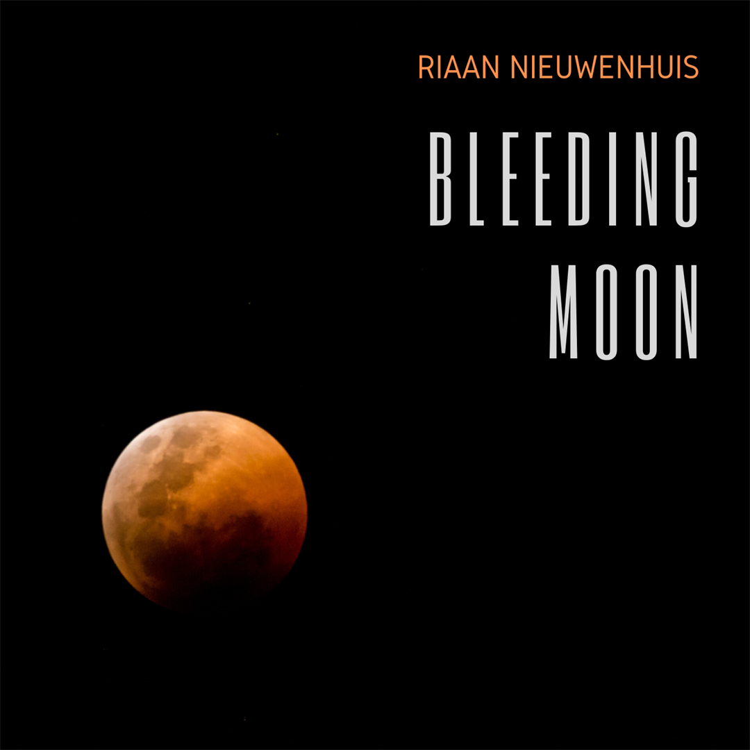 ‘Bleeding Moon’ deur Riaan Nieuwenhuis.