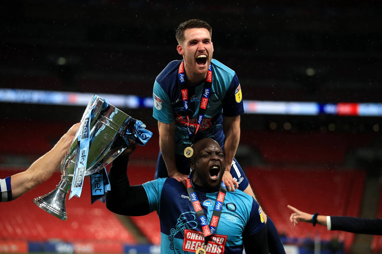 Última Divisão on X: Akinfenwa, o jogador mais forte do mundo, ia se  aposentar hoje. Mas o time dele, Wycombe, se classificou para os playoffs  da 3ª divisão inglesa. Então ele terá