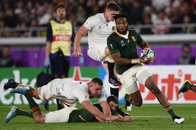 South Africas centre Lukhanyo Am (R) runs with the ball during the Japan 2019 Rugby World Cup final match between England and South Africa at the International Stadium Yokohama in Yokohama on November 2, 2019. (Photo by CHARLY TRIBALLEAU / AFP)