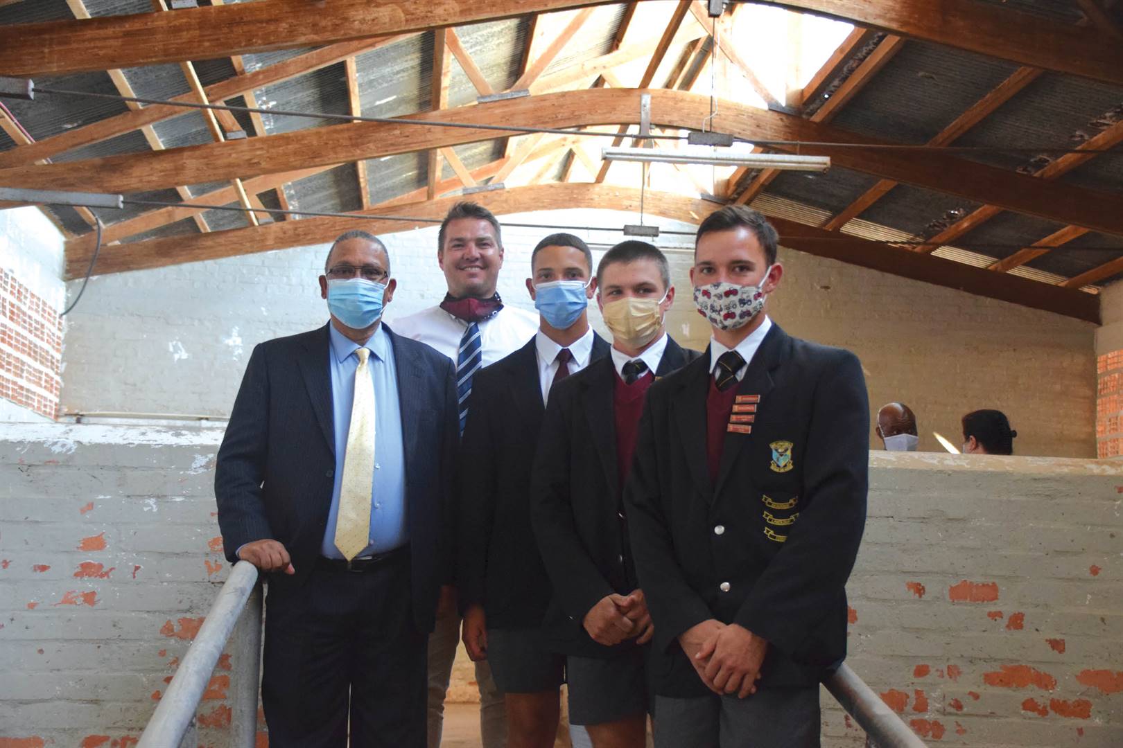 Van links is dr. Ivan Meyer, Wes-Kaapse minister van landbou, Johan Moolman, onderwyser aan Boland Landbou, en die leerders Ethan Gelderbloem, Emile Geyser en Hannes de Villiers.