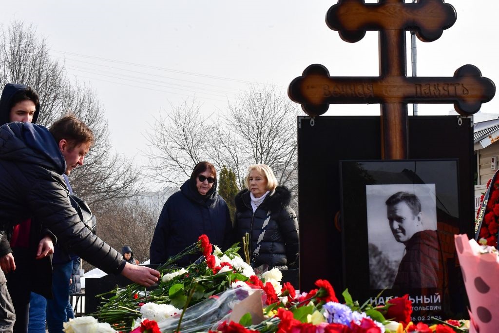 News24 | Hundreds of mourners pay tribute at Alexei Navalny's grave