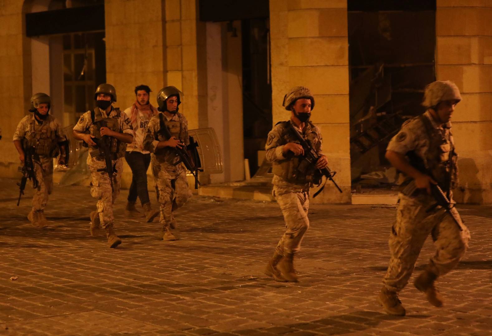 Veiligheidsmagte in Beiroet het met betogers voor die parlement slaags geraak.  Foto: Reuters