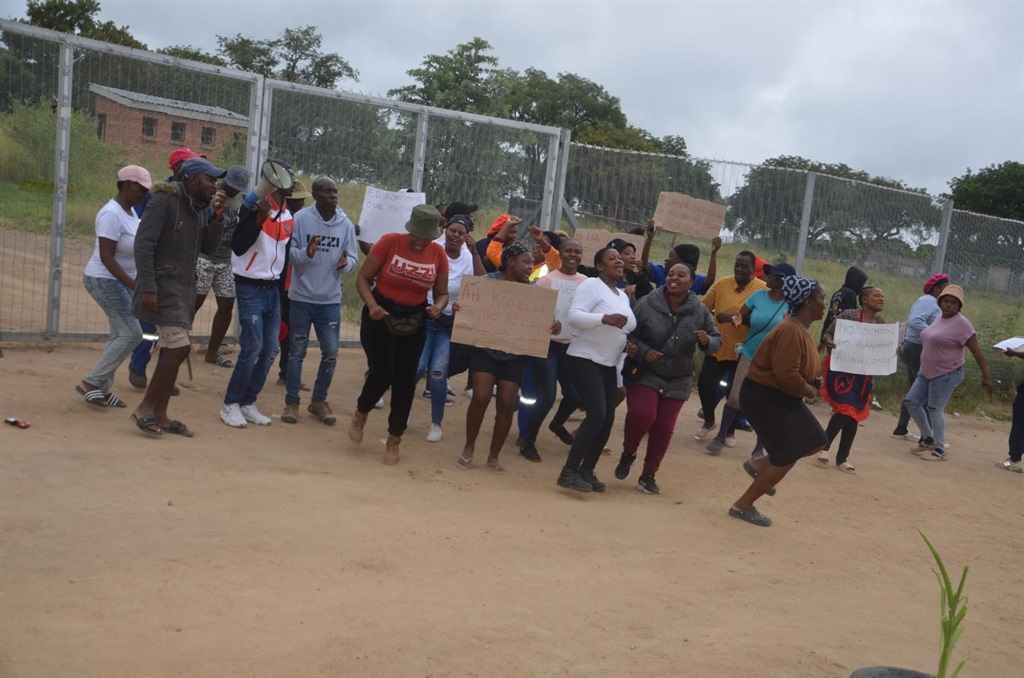 Angry parents protesting outside Godide High School in Rolle outside Thulamahashe kasi. Photo by Oris Mnisi