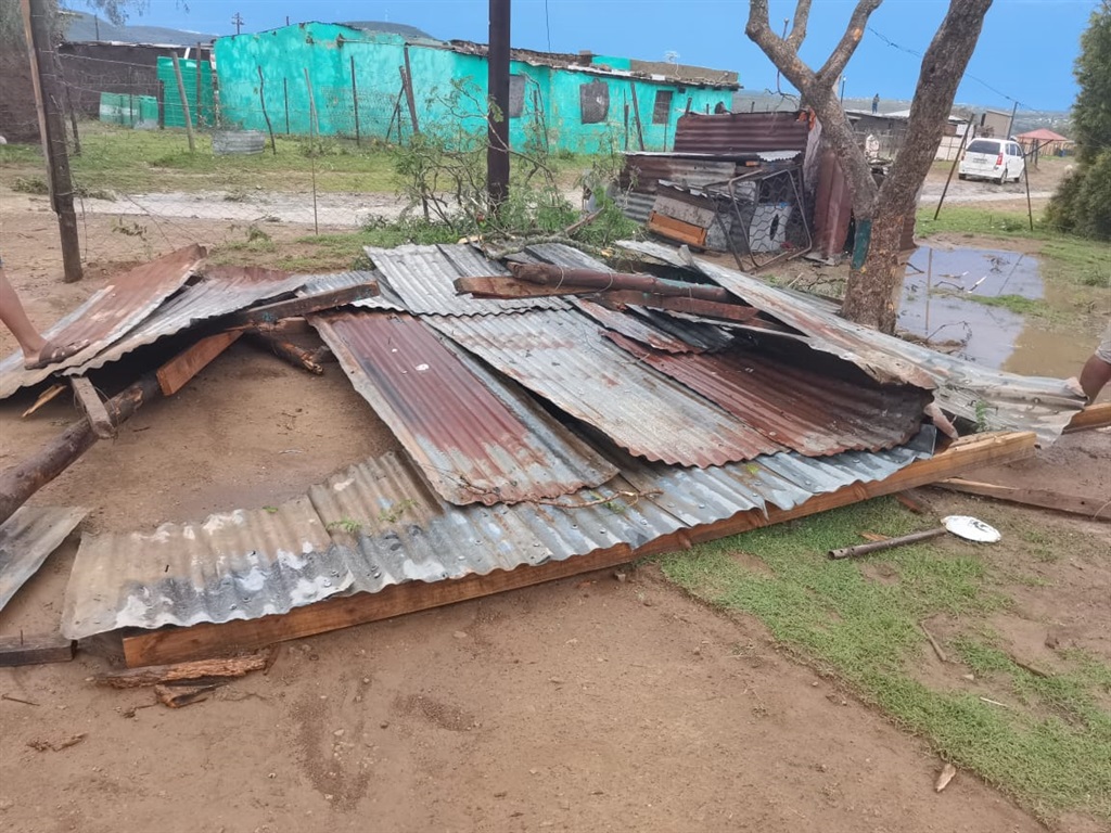 PIC |  Rumah hancur, rumah sakit rusak setelah tornado menghantam Alice di Eastern Cape