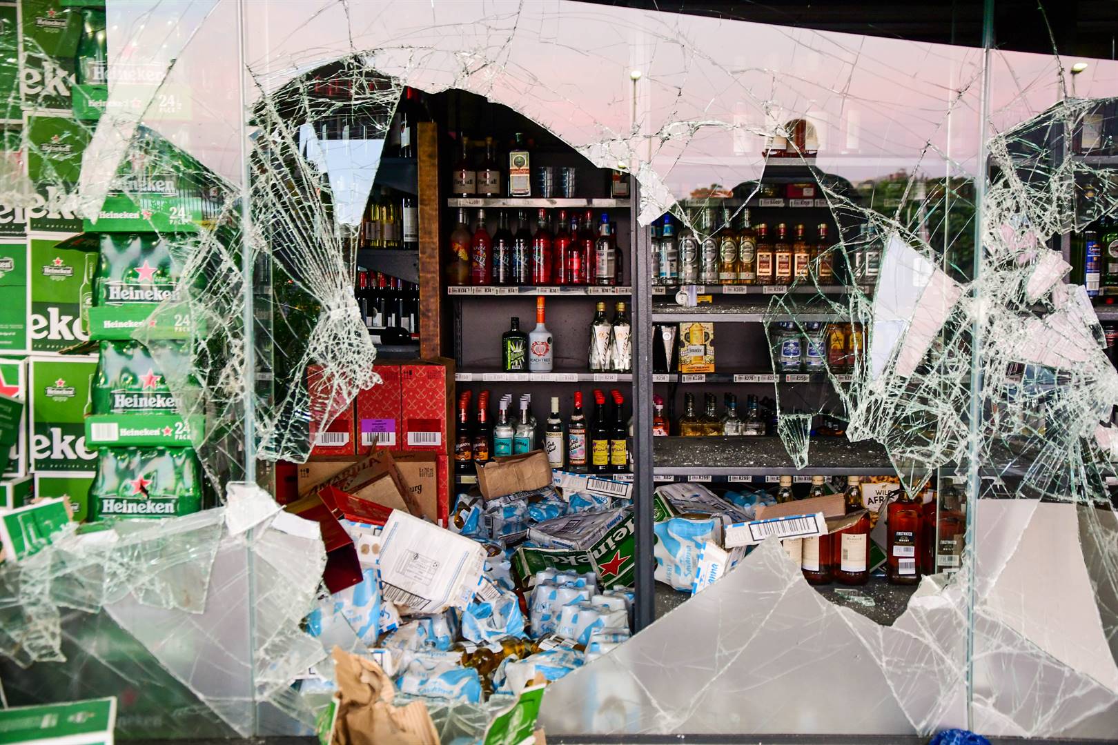 ’n Drankwinkel wat in Julie in Durban geplunder is. Foto: Gallo Images