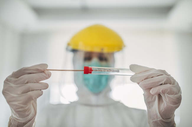 Medical professional with swab. (PHOTO: Gallo Images/Getty Images)