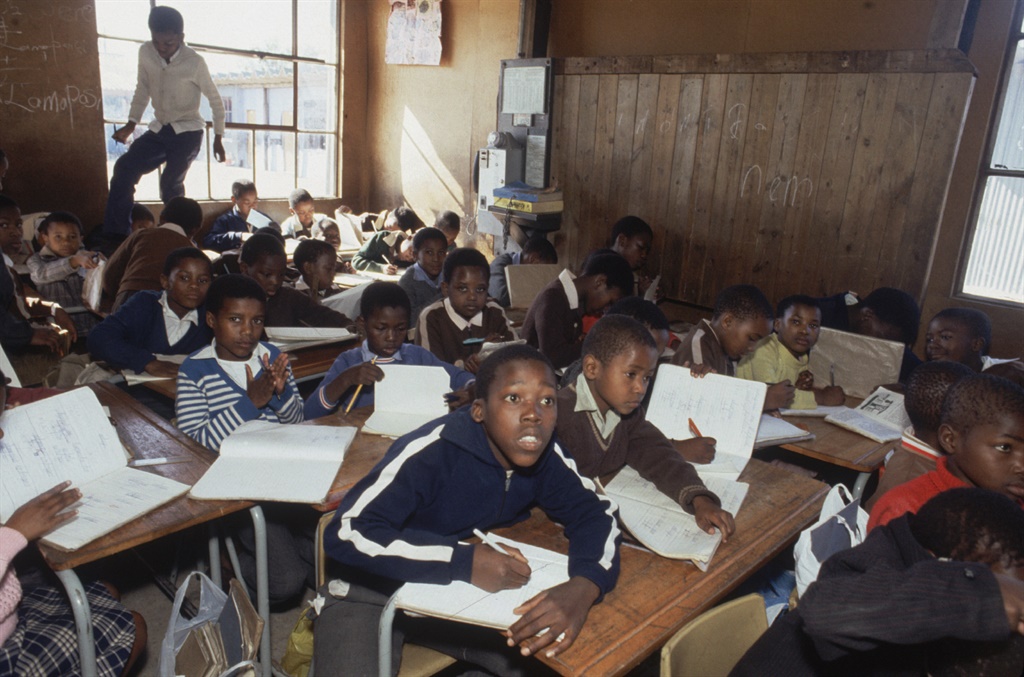 An overpopulated classroom, where students receive Bantu education. | Location: Crossroad, South Africa. Photo: Alain Nogues/Sygma/Sygma via Getty Images
