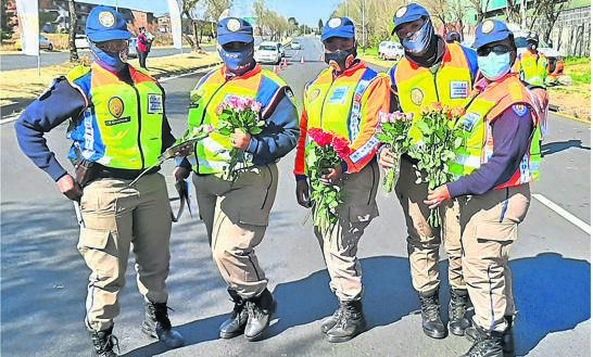 Metro cops handed out flowers to female motorists at a roadblock to celebrate Women’s Month. 