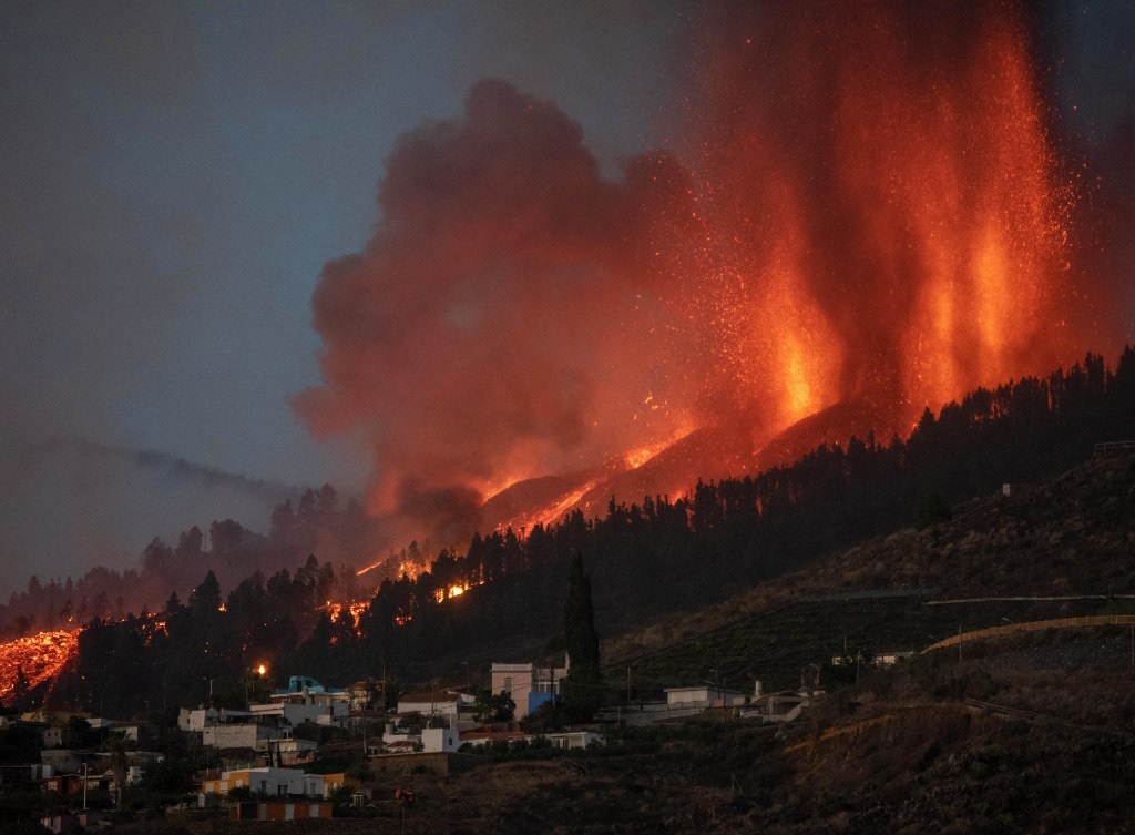 Mount Cumbre Vieja erupts in El Paso, spewing out 