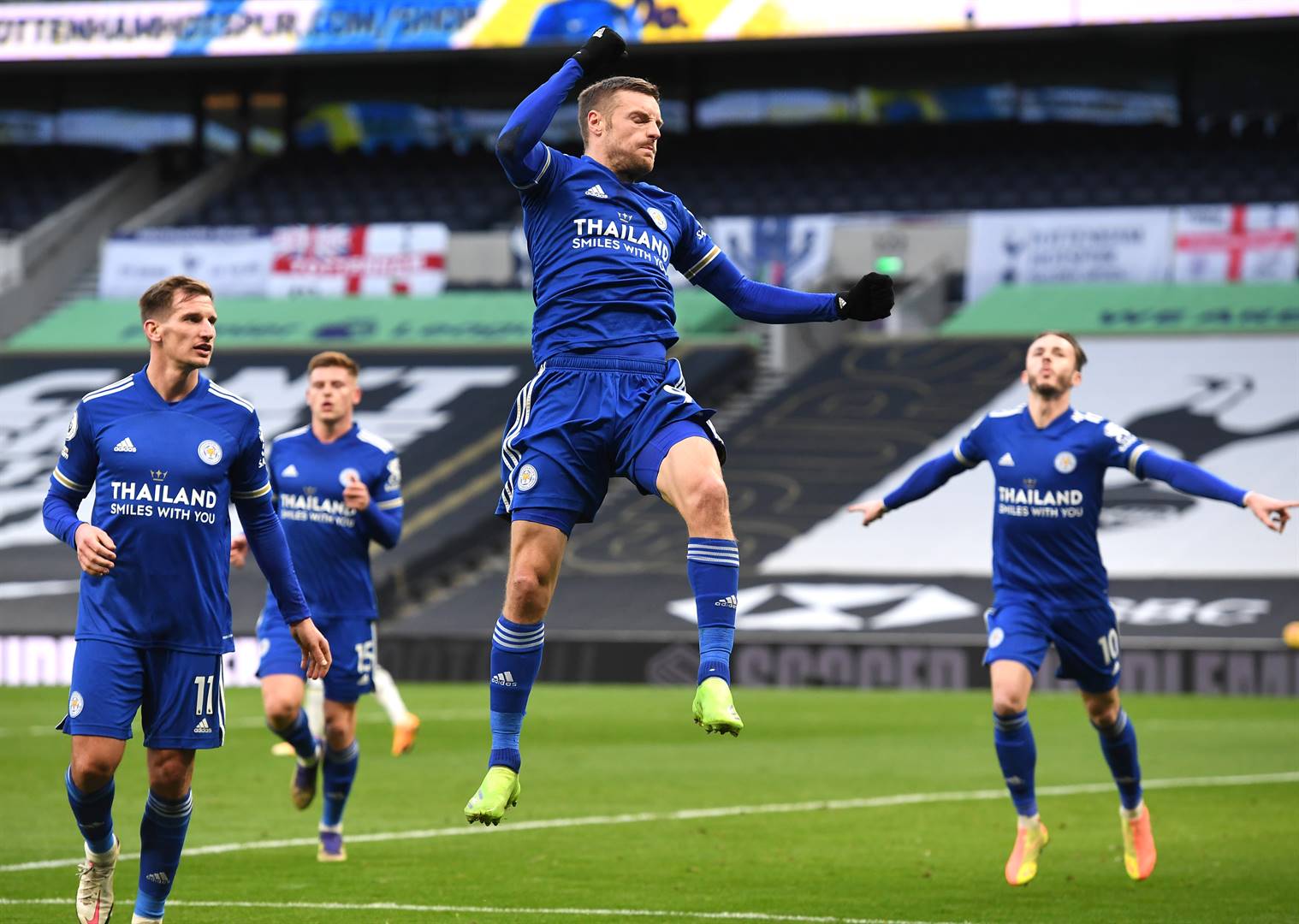 Leicester City se Jamie Vardy vier fees nadat hy ’n strafskop teen Tottenham Hotspur in die doelhok weggebêre het. Leicester het met 2-0 gewen. Foto: Getty Images