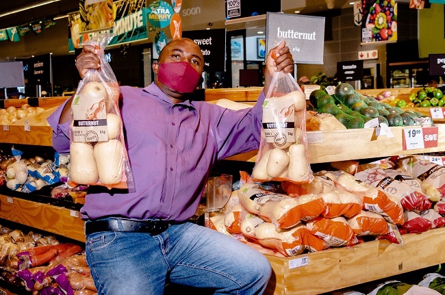 Mnr. Kepas Melodi verskaf nou gereeld groenboontjies, brandrissies en botterskorsies aan Shoprite-winkels in Gauteng en Mphumalanga. Foto: Verskaf