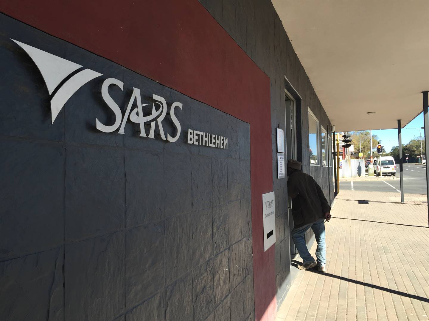 Die Suid-Afrikaanse Inkomstediens het reeds R6,6 miljard aan belastingbetalers terugbetaal.  Foto: Argief