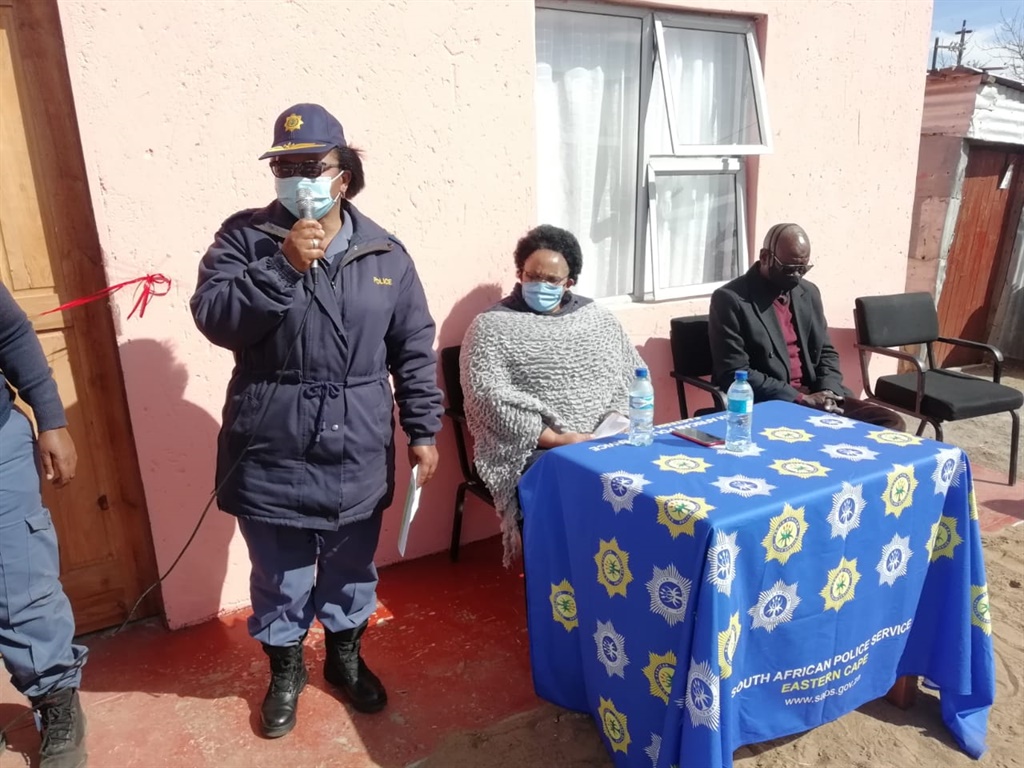 EC cops help renovate family home (SAPS)