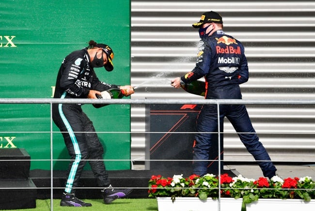 Lewis Hamilton (left) and Max Verstappen (John Thuys / Getty Images)