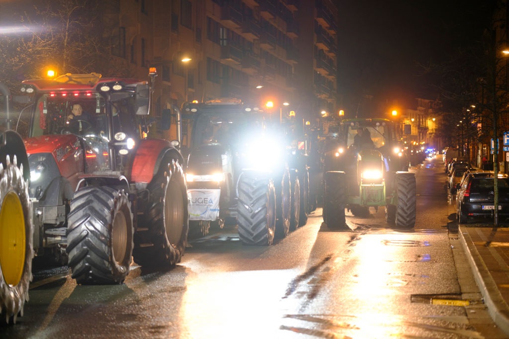 Agricultores enojados llegan a Bruselas para protestar contra la cumbre de la UE