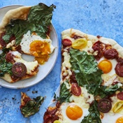 Budget-friendly egg and tomato pizza
