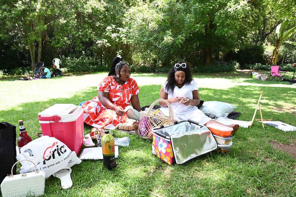 Besties Zanele Makhubo and Ellen Phalatse enjoy a picnic to celebrate Ellen's birthday. Photo by Morapedi Mashashe
