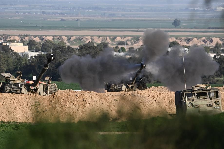 An Israeli mobile artillery unit fires towards Gaza, amid the ongoing conflict between Israel and the Palestinian Islamist group Hamas, near the Israel-Gaza border, in Israel, February 1, 2024. REUTERS/Dylan Martinez
