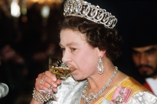 The queen seen here enjoying a glass at the King's banquet in Nepal in 1986. (PHOTO: Gallo Images/Getty Images)