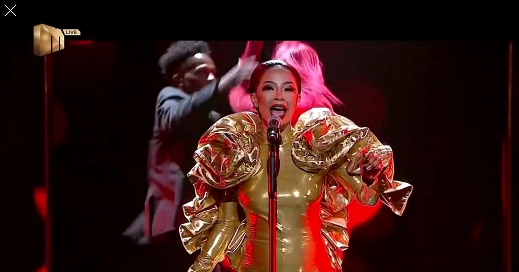 Singer Kelly Khumalo gave a spectacular performance of her song Awazi Lutho on Idols SA.