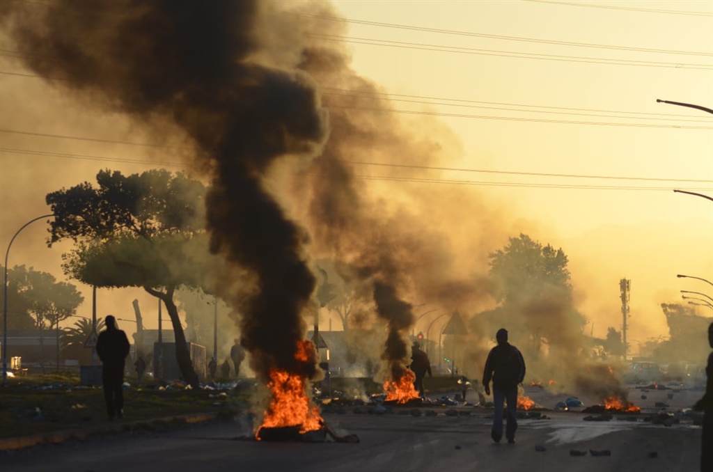 Residents from Philippi burned rubbish on the roads to protest
about uncollected garbage in their kasi in the past three months.
Photo: Lulekwa Mbadamane.
