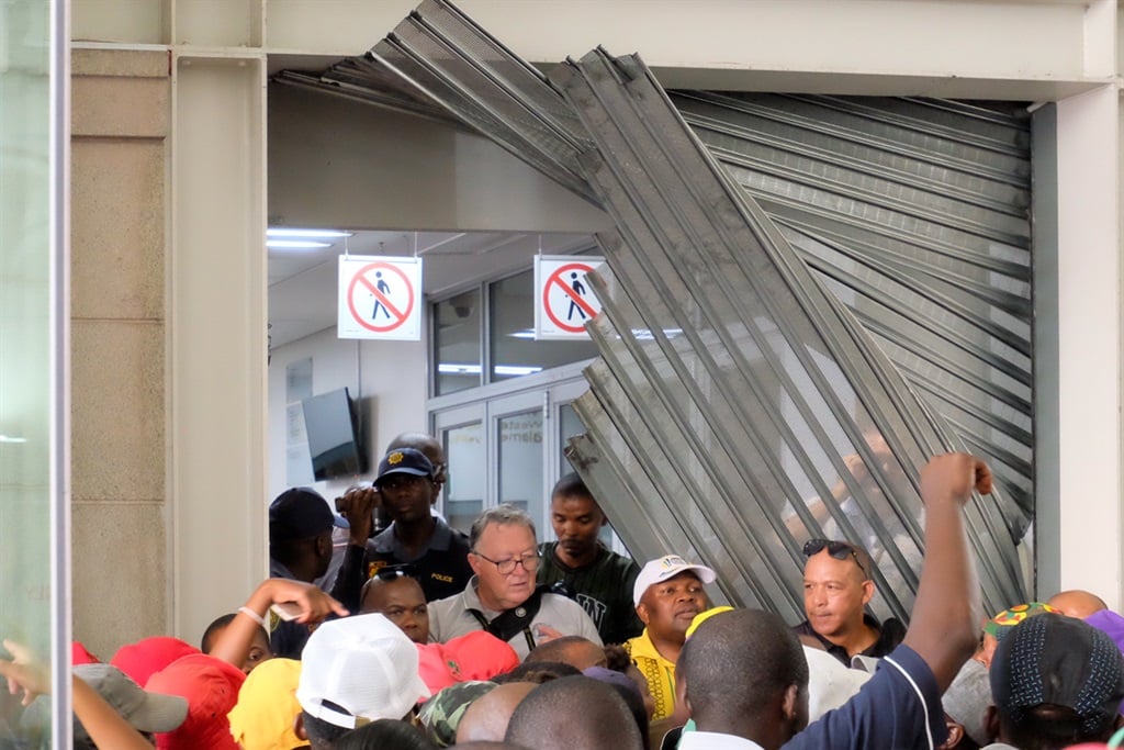 Disruptions and mayhem marred the second leg of the Western Cape Powers bill hearings on Friday