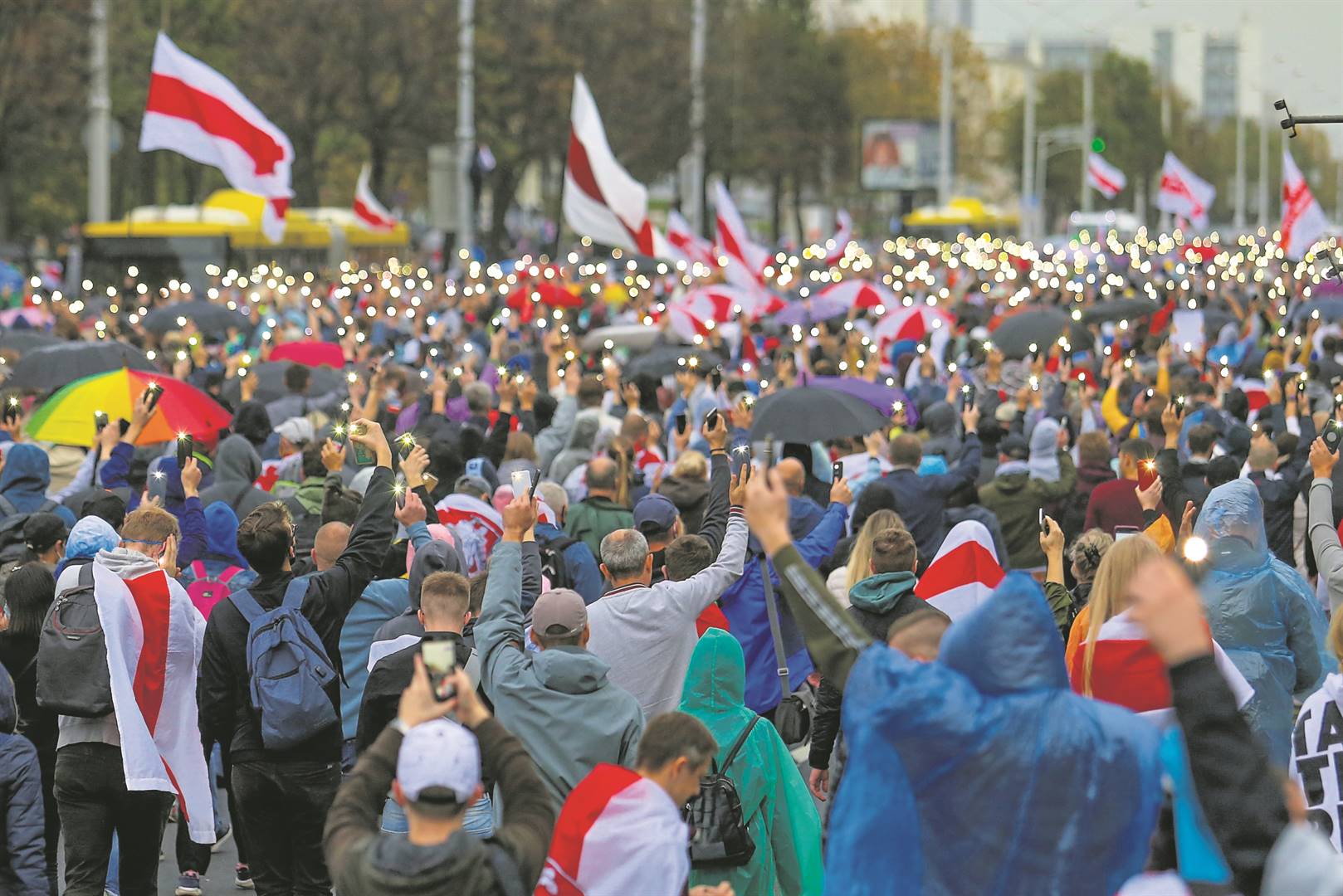 Betogers gebruik hul selfone se flitsligte tydens ’n protesoptog in Minsk, die hoofstad van Belarus. Tienduisende mense het die afgelope week na die hoofstad opgeruk uit protes teen pres. Aleksander Loekasjenko.