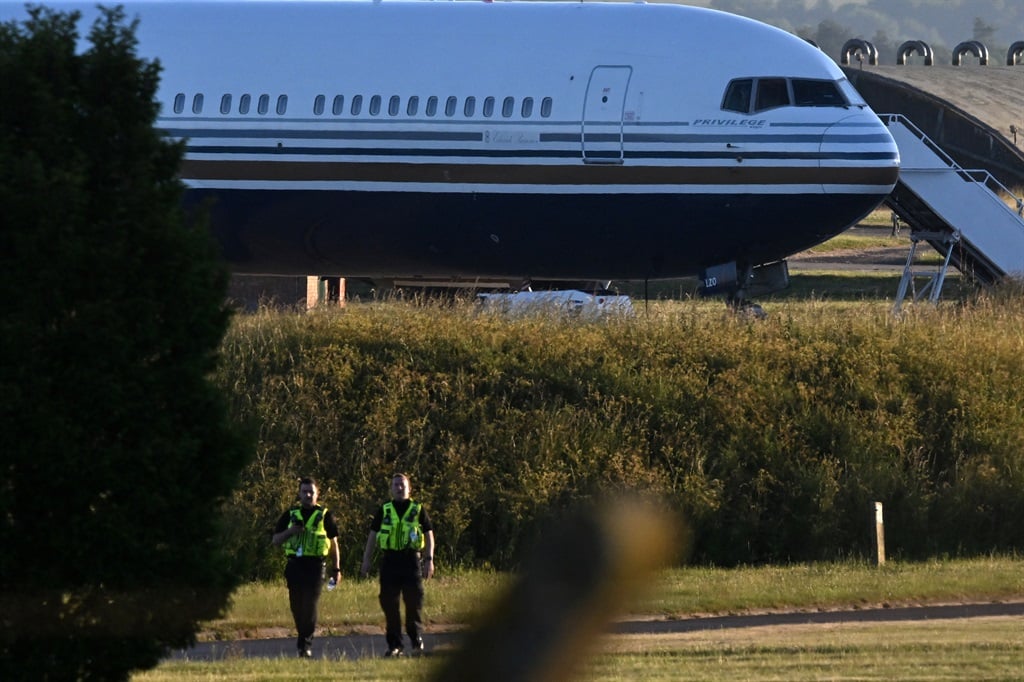 Un Boeing 767 en la pista de una base militar en Salisbury, Reino Unido, en junio de 2022, mientras se preparaba para transportar a solicitantes de asilo a Ruanda.  El vuelo fue bloqueado por jueces europeos.  (Justin Tallis/AFP)