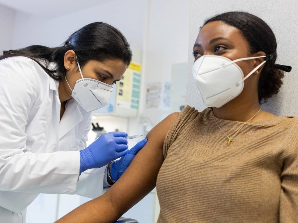 Wanita muda menerima suntikan vaksin terhadap virus