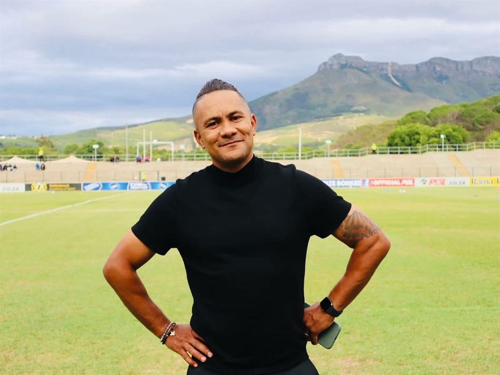 A former Kaizer Chiefs star rolled back the years with a football freestyler, showing why elite technical ability is permanent. 