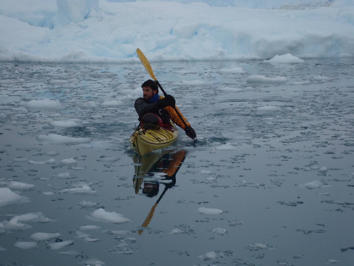 Die avonturier Riaan Manser soek nou vyf matrikulante wat saam met hom na Antarktika kan gaan. 