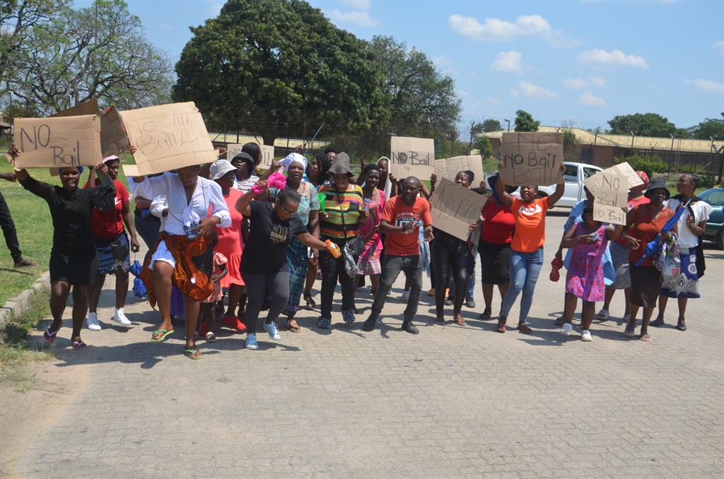 Angry protesters opposing bail outside Acornhoek m
