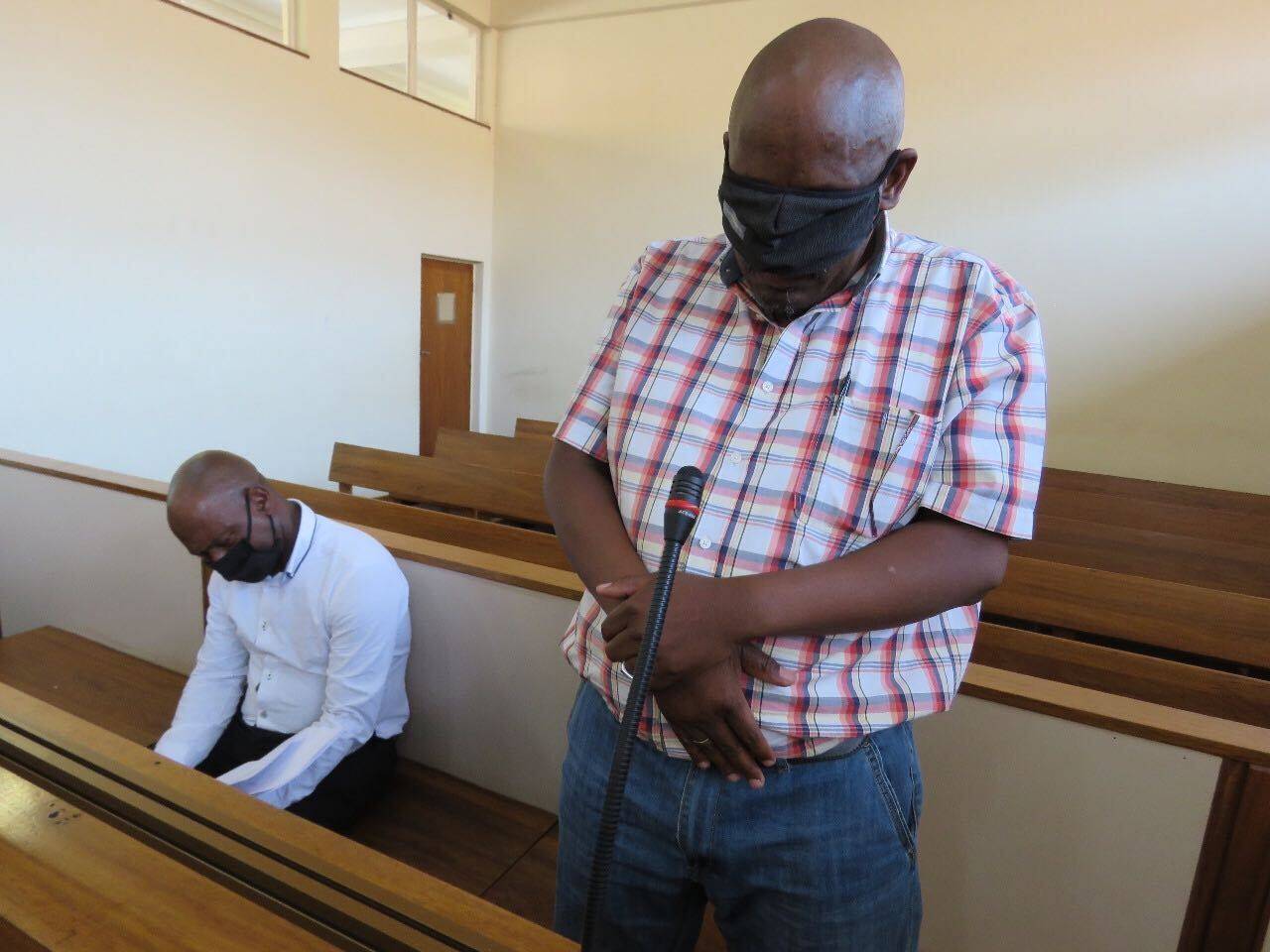 Adjudant-offisiere Sedisa Tikoe (links) en Chris Mphana Woensdag in die hof vir die vonnisverrigtinge.  Foto: Susan Cilliers