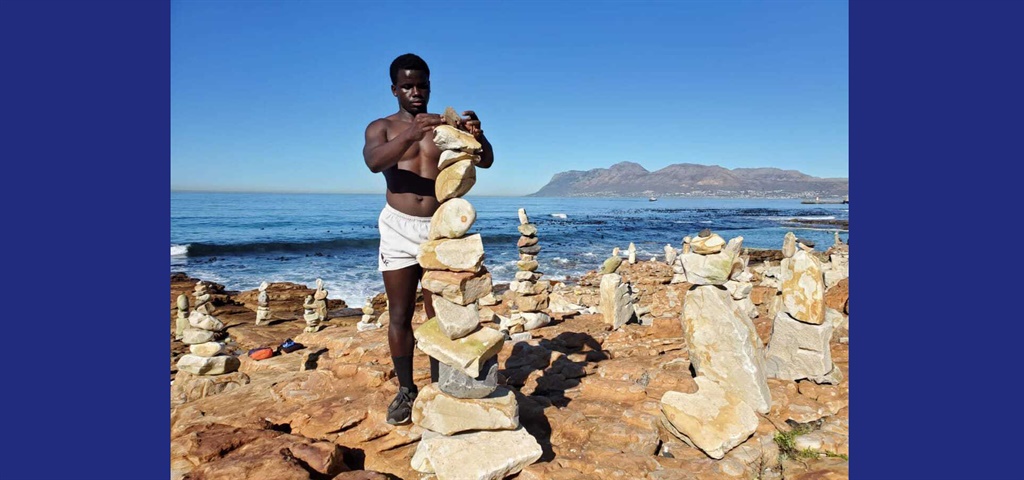 Sipho Njengezi working on a stone menhir. (Supplie