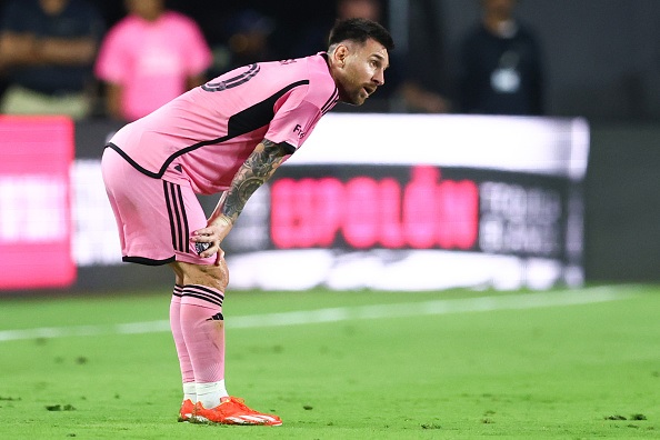 An assistant coach has apologised after calling Lionel Messi a "possessed dwarf" in leaked audio. 