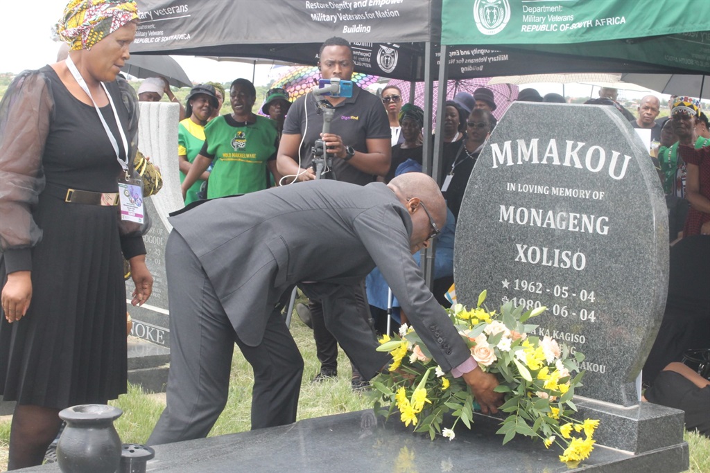 Deputy minister Thabang Makwetla laying a wreath on Monageng Xoliso Mmakou's grave. Photo by Thokozile Mnguni