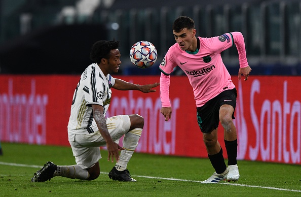 TURIN, ITALY - OCTOBER 28: Pedri of FC Barcelona controls the ball against Juan Cuadrado of Juventus during the UEFA Champions League Group G stage match between Juventus and FC Barcelona at Juventus Stadium on October 28, 2020 in Turin, Italy. (Photo by Chris Ricco/Getty Images)