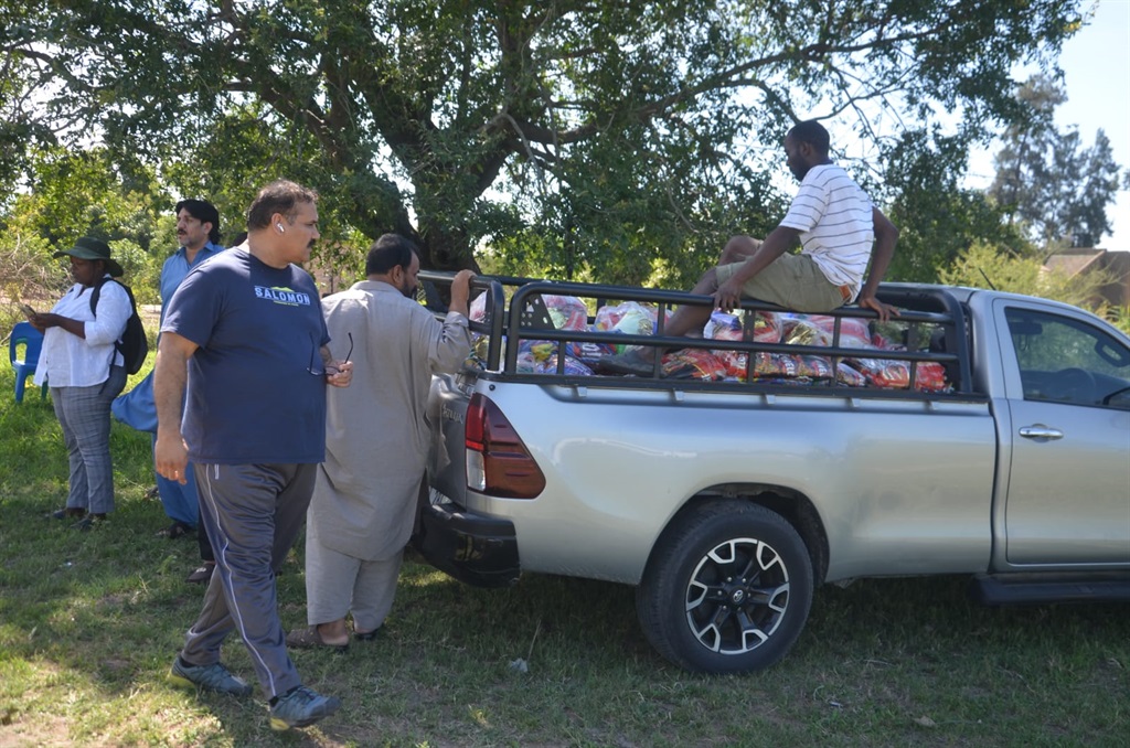 Businessman Amjad Malik delivering groceries to the affected families. Photo by Oris Mnisi