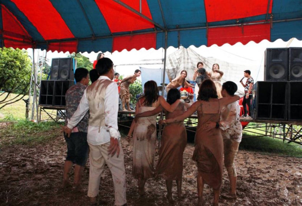 Moment bridesmaids turn a downpour into a memorabl