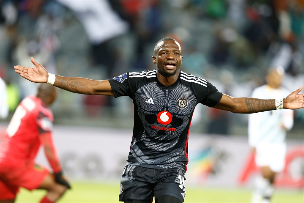 JOHANNESBURG, SOUTH AFRICA - APRIL 06: Tshegofatso Mabasa of Orlando Pirates scores his goal against Sifiso Mlungwana of Golden Arrows during the DStv Premiership match between Orlando Pirates and Golden Arrows at Orlando Stadium on April 06, 2024 in Johannesburg, South Africa. (Photo by Gallo Images),ëÖgÿÓí: