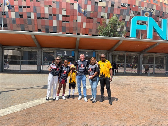 One of the unique elements about the Soweto derby is that rival fans sit together. The foundations of this derby were violent and bloody, but it has become peaceful and was even used to help bring peace in KZN during the political violence of the late 90s.