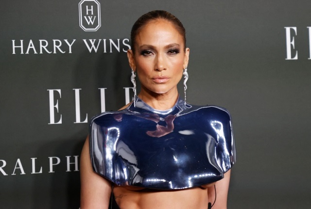 J Lo was awarded the Icon Award at the 2023 Elle Women in Hollywood event.(PHOTO: Gallo Images/Getty Images)