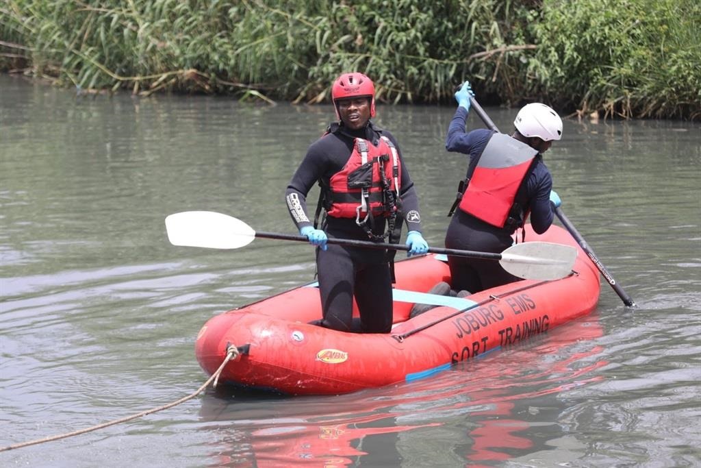 Divers search for the two people who drowned during a cleansing ceremony at Klip River near Olifantsvlei, Joburg.