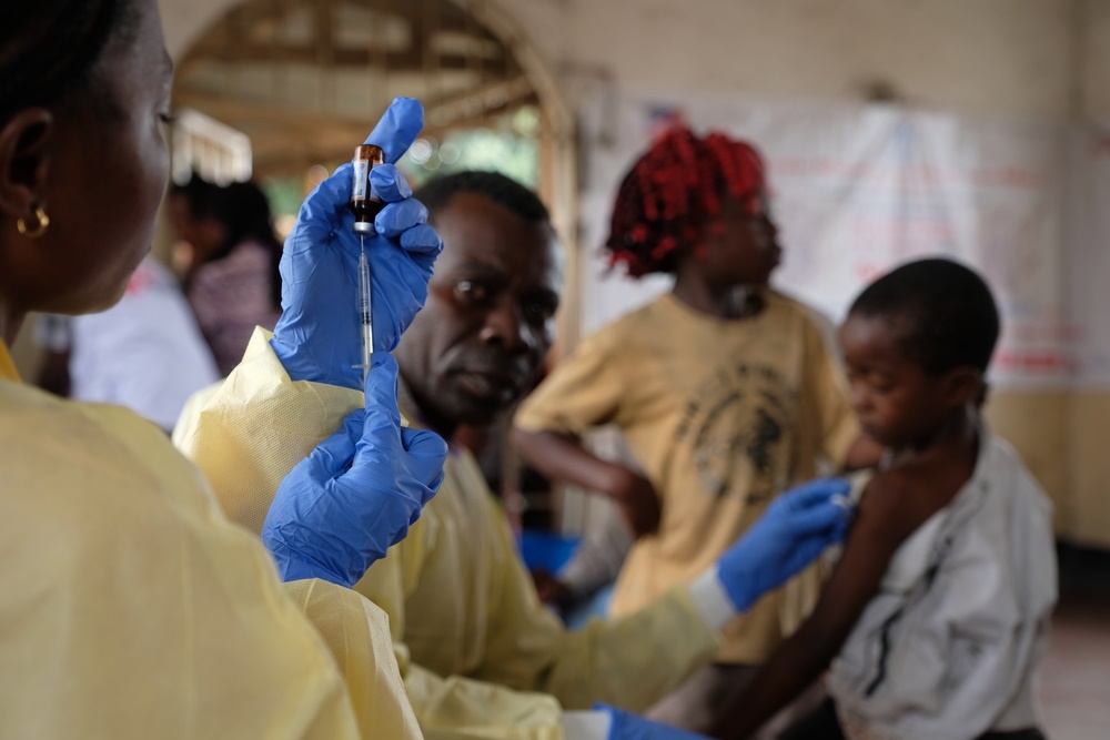 A health worker of the Congolese Ministry of Health is preparing a syringe with a measles vaccine dose. (Supplied by Bhekisisa, Samuel Sieber, MSF)