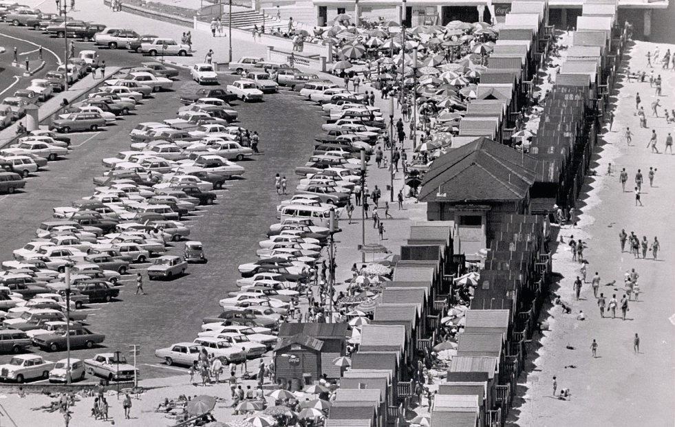 The area behind the Muizenberg beach huts (where the umbrellas are crammed in at the top) was known as the“Snake Pit”because of how crowded it became in summer. This photo was taken in the 1950s. Photo: Gallo Images/Die Burger