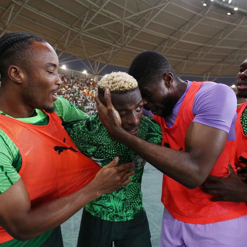 A video of school learners welcoming their Nigerian teacher with a guard of honour after the Super Eagles edged Bafana Bafana in the AFCON semi-finals has gone viral! 