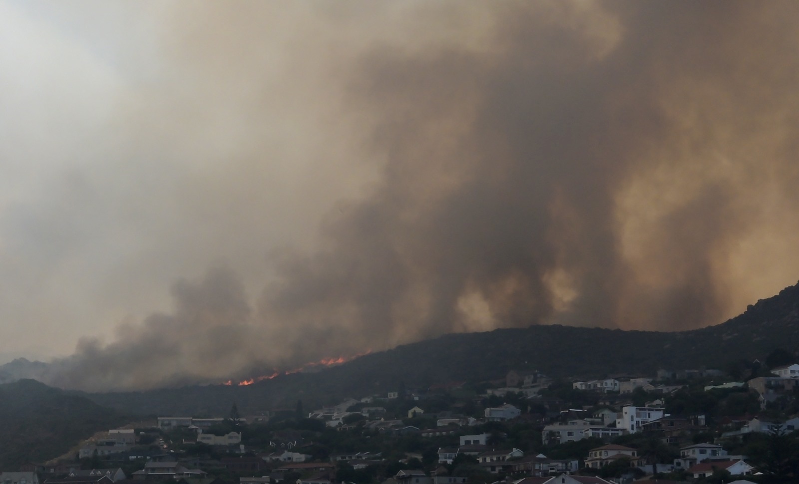 Rate of fires 'staggering' as City of Cape Town's fire services battle more than 1000 fires