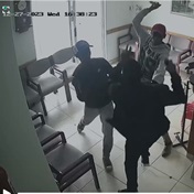 WATCH | Durban man fights off knife-wielding robbers at doctor's surgery